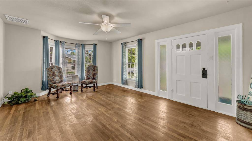 1715 N Oak Avenue, Mineral Wells, TX 76067