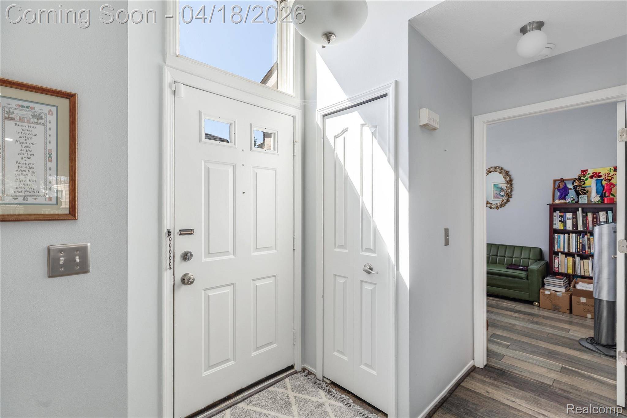 405 Ravencrest LN, Westland, MI 48185