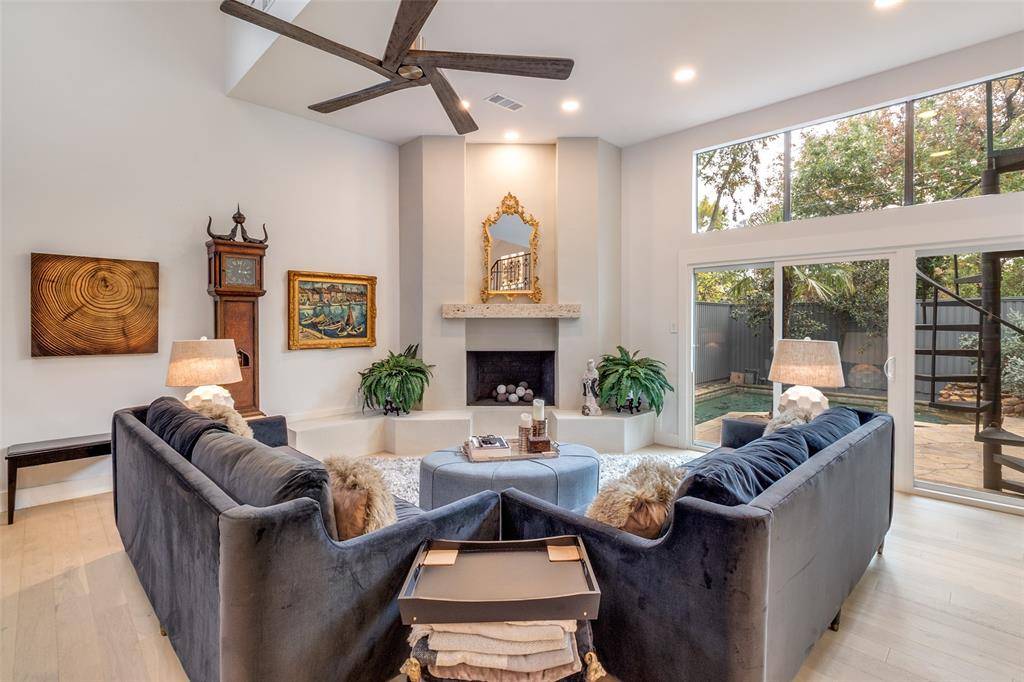 947 Easton Place, Dallas, TX 75218