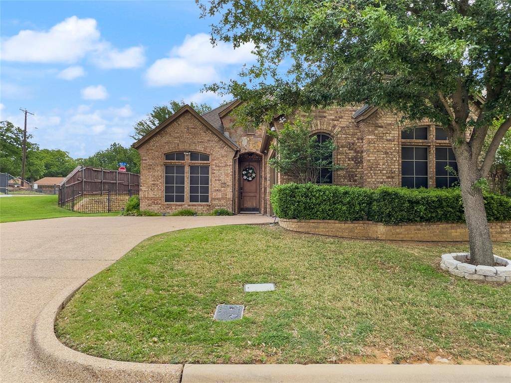 5801 Mira Lago Lane, Arlington, TX 76017