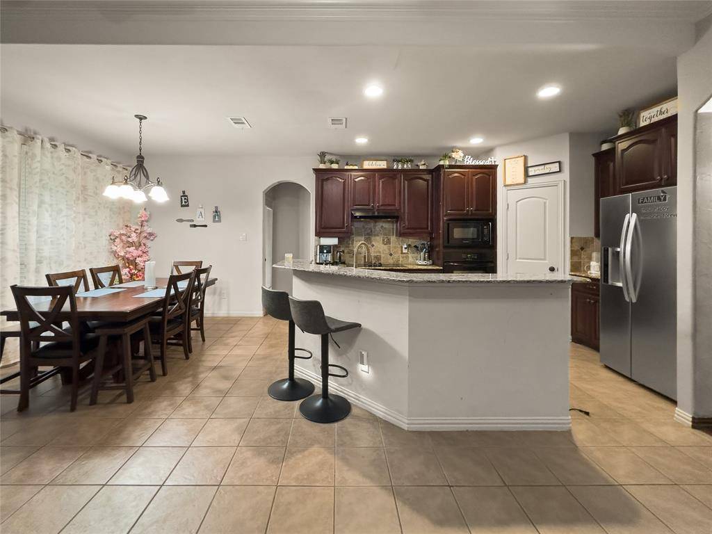 5801 Mira Lago Lane, Arlington, TX 76017