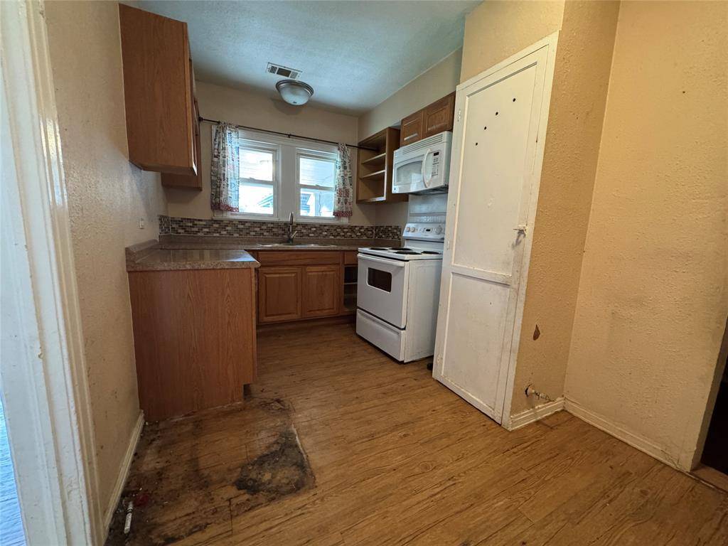 918 N Barnett Avenue, Dallas, TX 75211