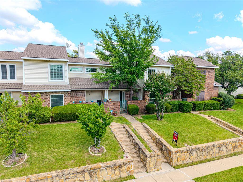 831 Creekside Drive, Lewisville, TX 75067