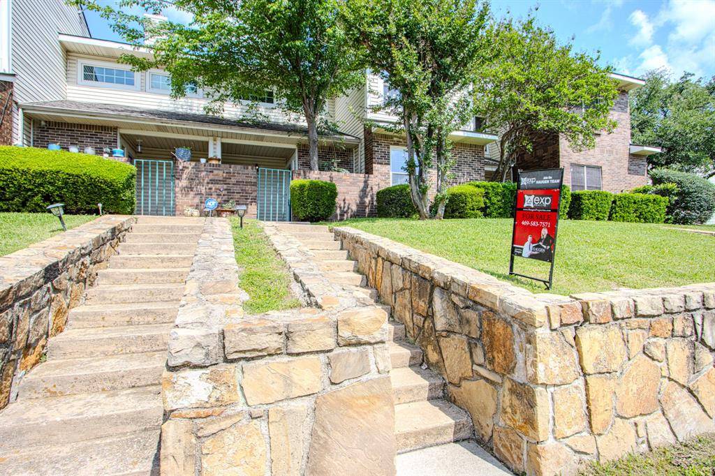 831 Creekside Drive, Lewisville, TX 75067