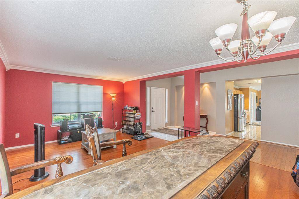 300 Creek Point Lane, Arlington, TX 76002