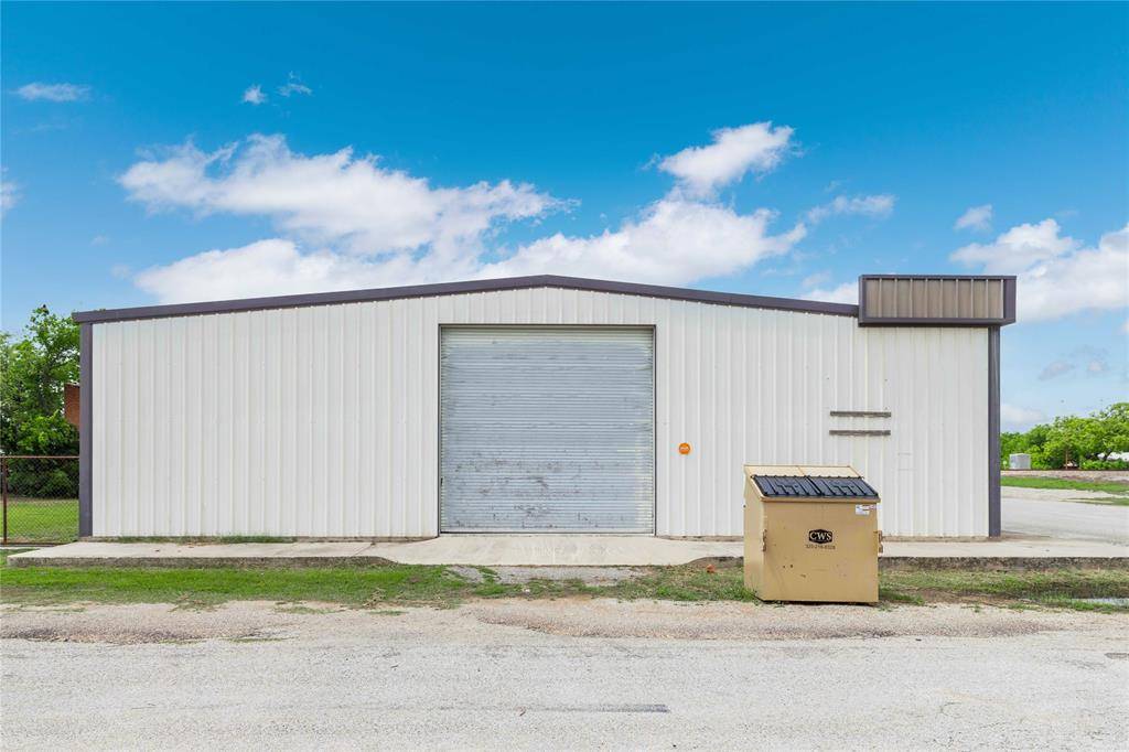 119 E Kyle Street, Bangs, TX 76823