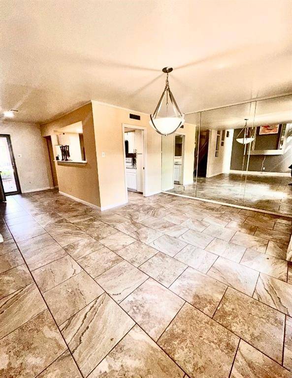 556 E Avenue J #B, Grand Prairie, TX 75050