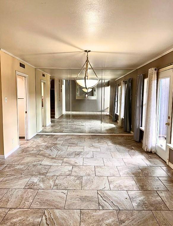 556 E Avenue J #B, Grand Prairie, TX 75050