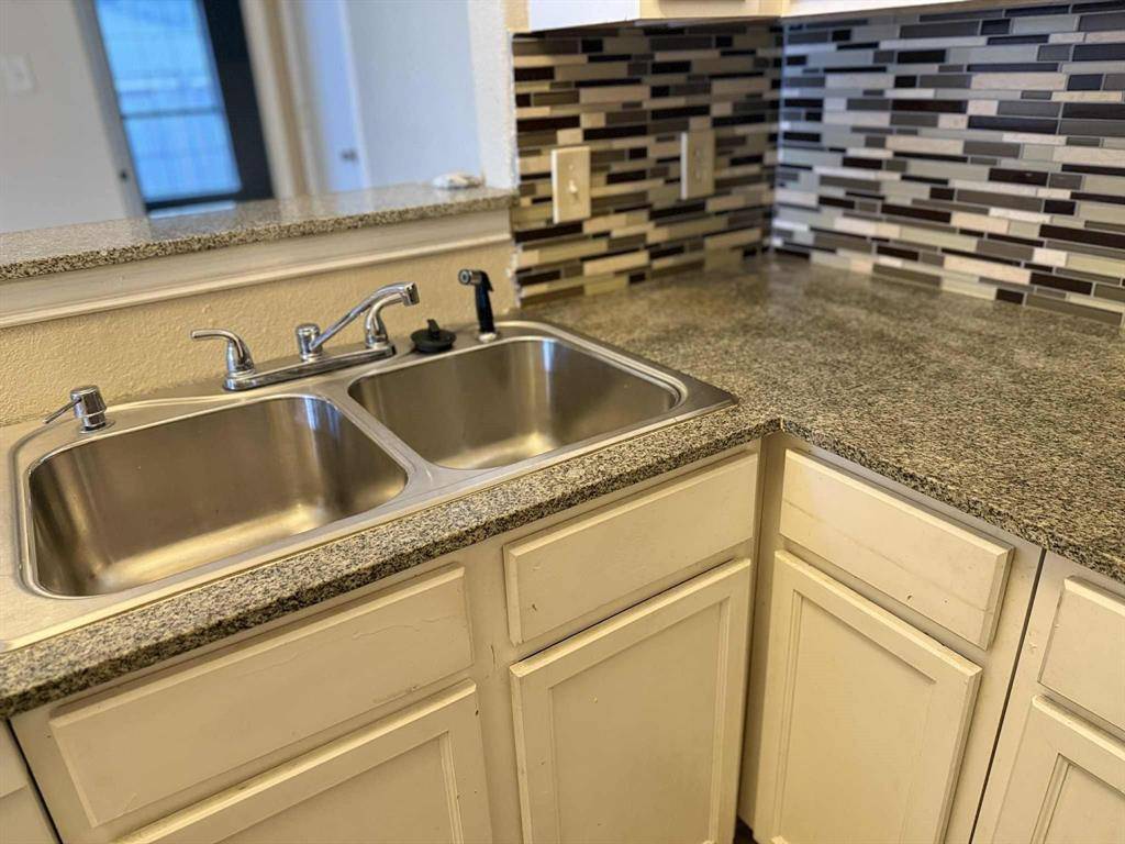 405 Amber Lane, Desoto, TX 75115