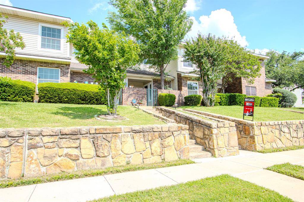 831 Creekside Drive, Lewisville, TX 75067