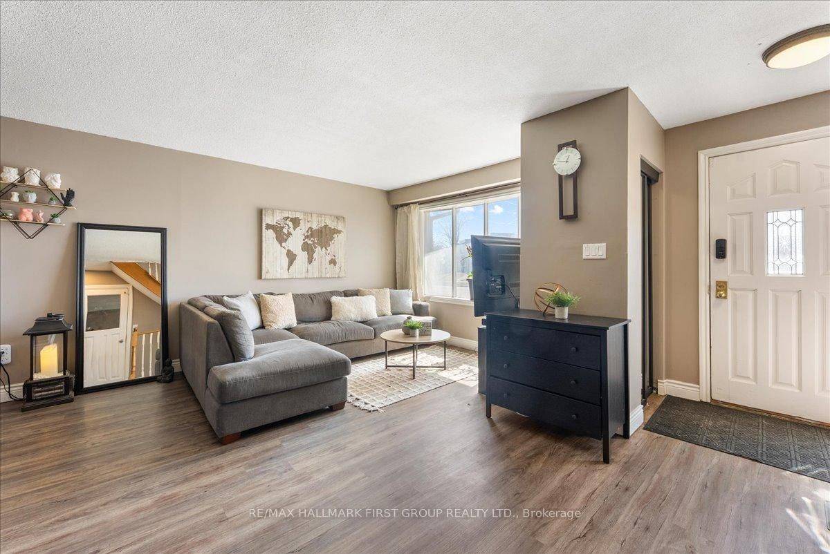 398 Dean AVE, Oshawa, ON L1H 3E2