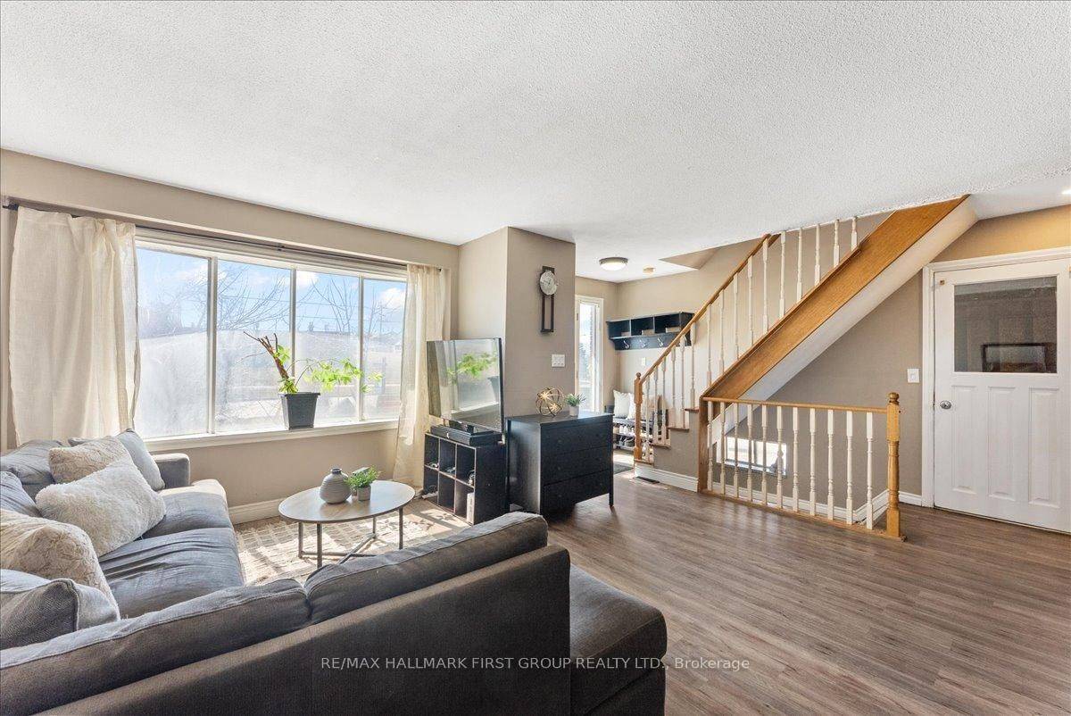 398 Dean AVE, Oshawa, ON L1H 3E2