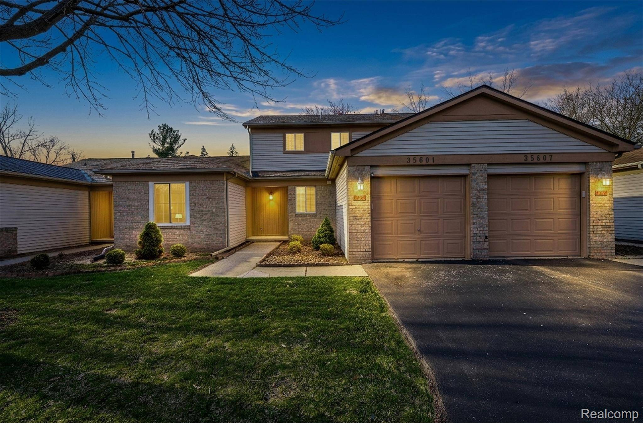 35601 Pheasant LN, Westland, MI 48185