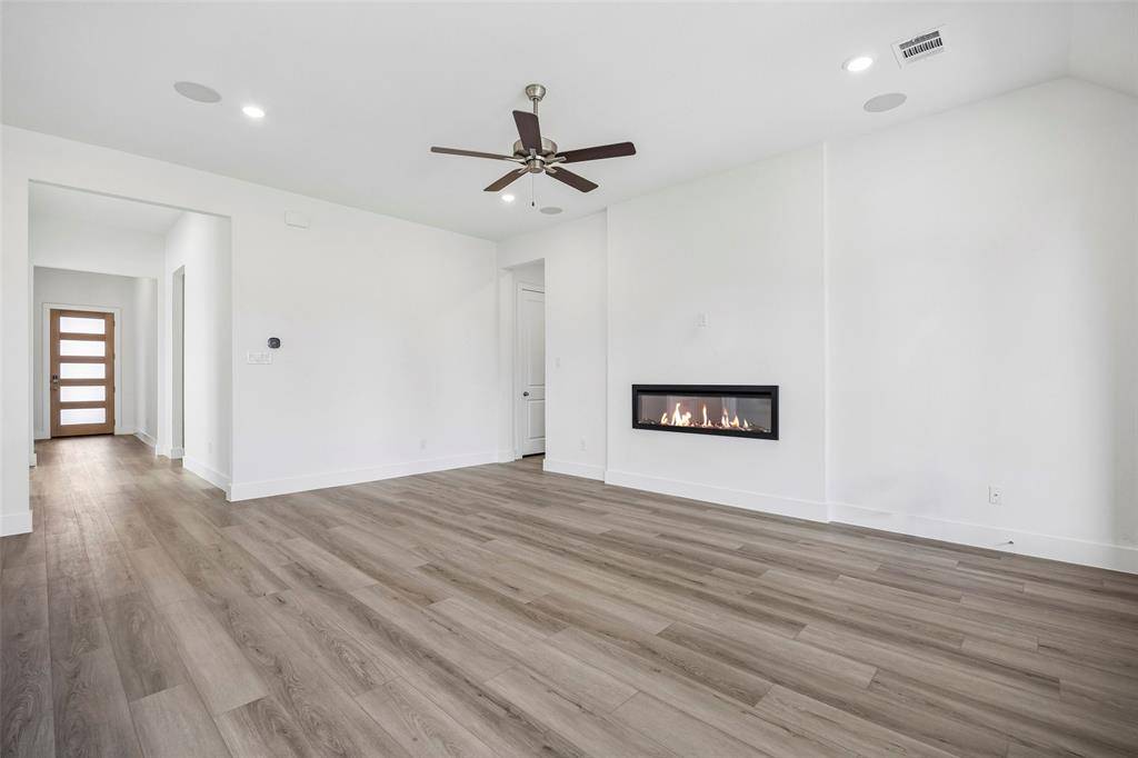 1929 Comanche Drive, Desoto, TX 75115