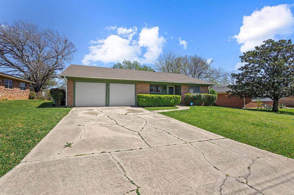 1306 Hillside Drive, Gainesville, TX 76240