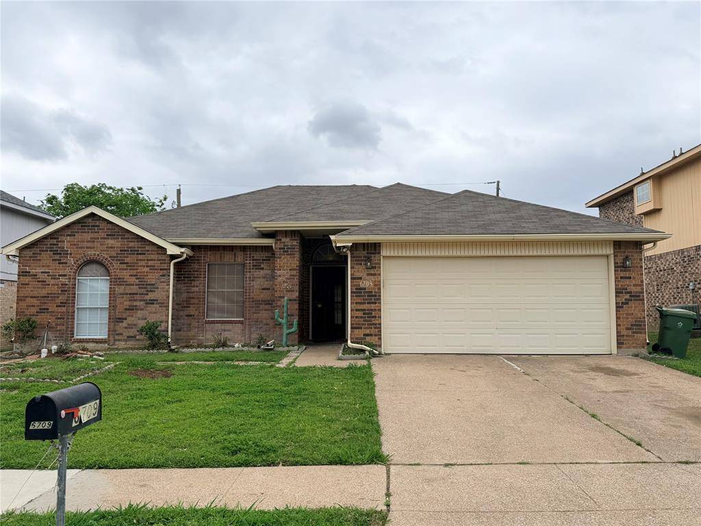 6709 Pecanwood Drive, Arlington, TX 76001