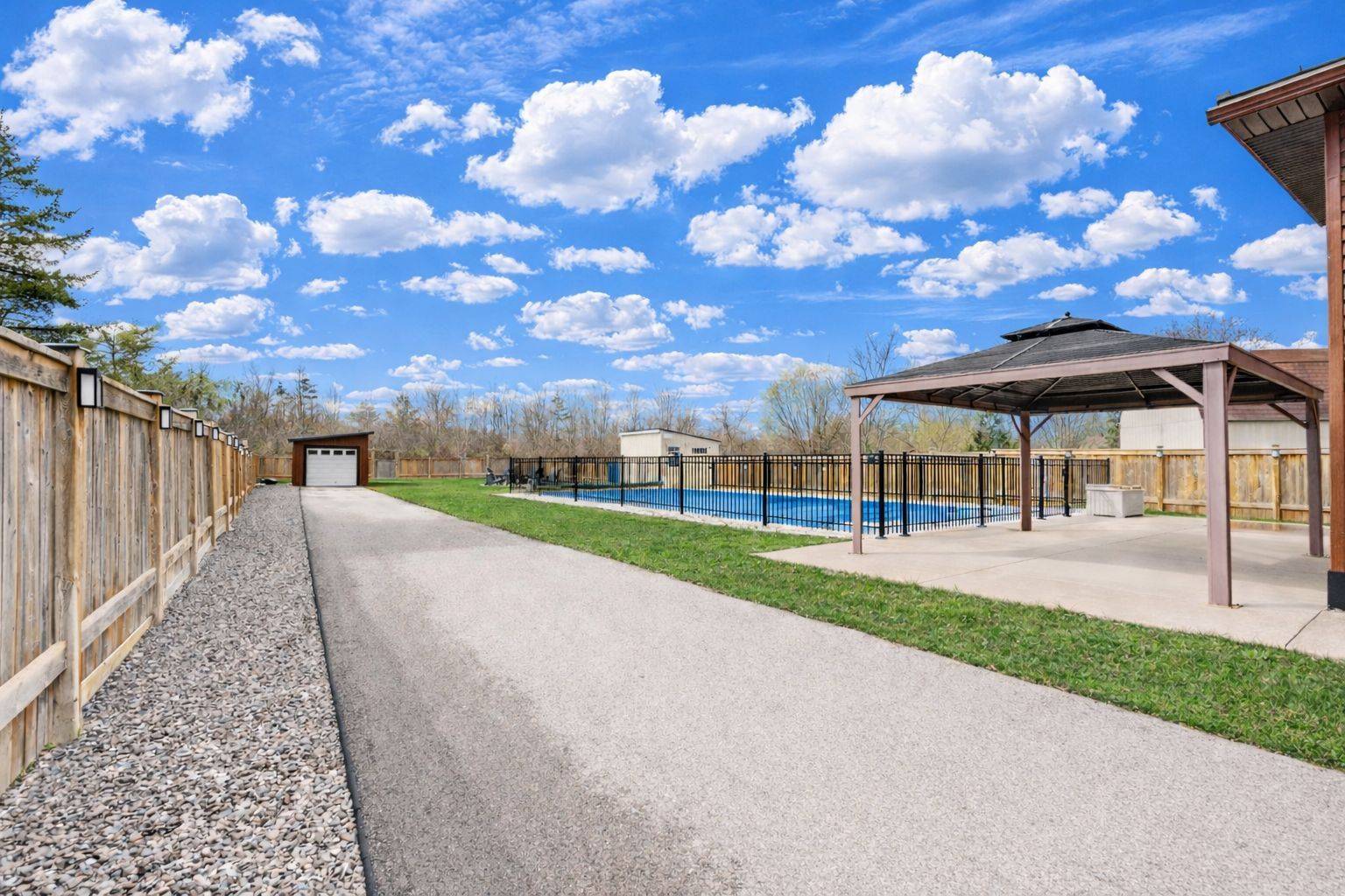 1887 DOMINION RD, Fort Erie, ON L0S 1N0