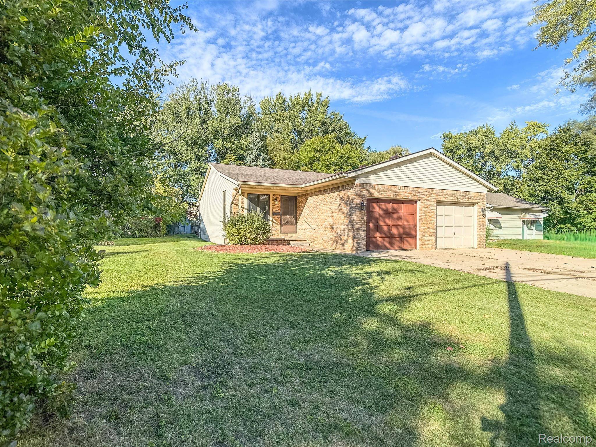 914 North RD, Fenton, MI 48430