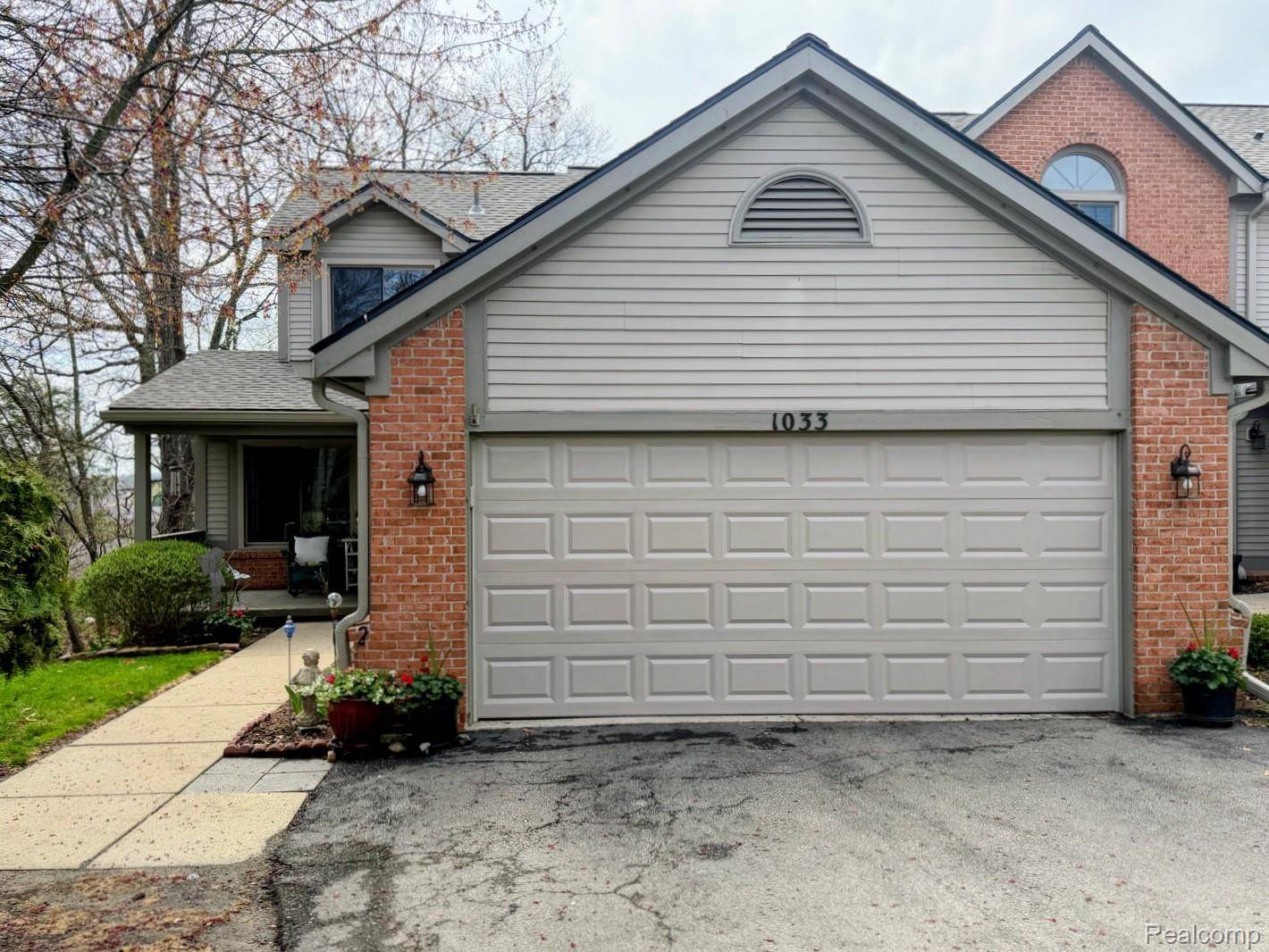 1033 Elmwood DR, Brighton, MI 48116