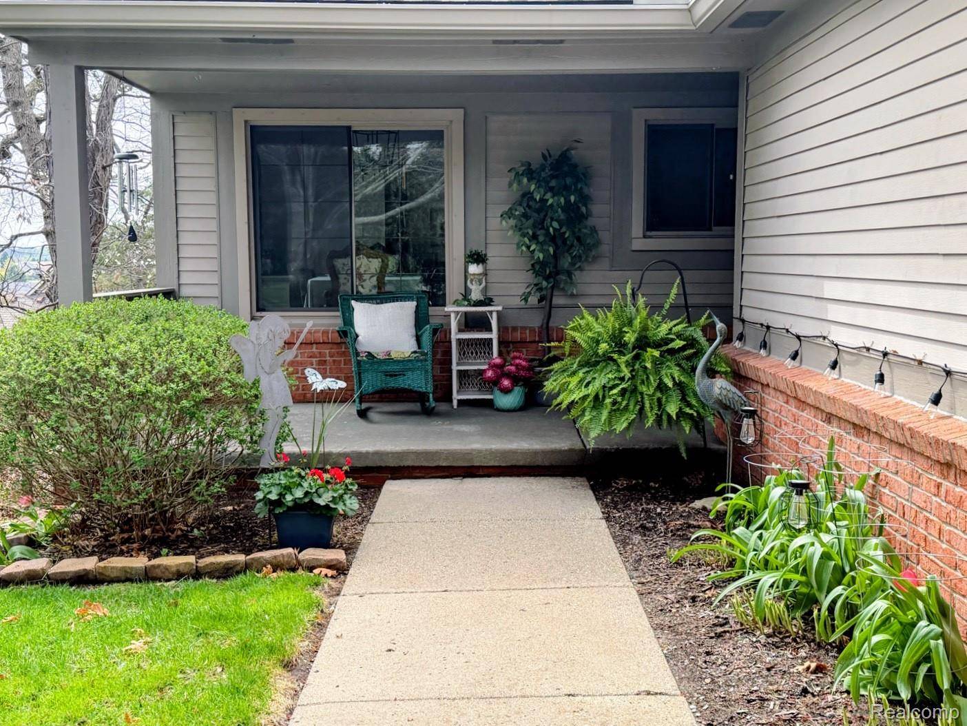 1033 Elmwood DR, Brighton, MI 48116