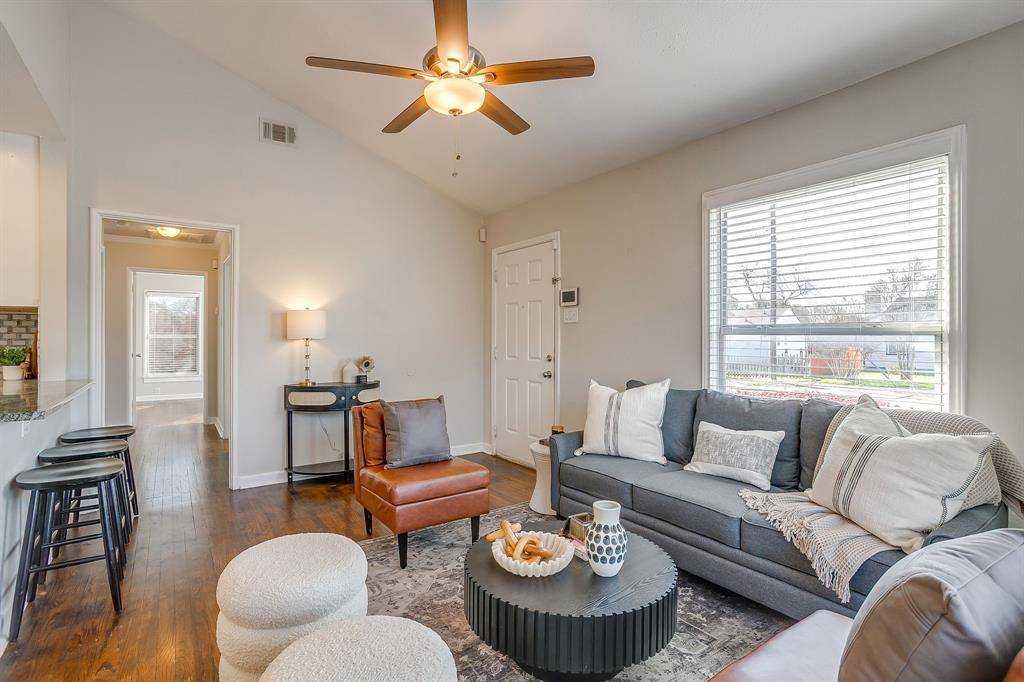 4231 S Cresthaven Road, Dallas, TX 75209