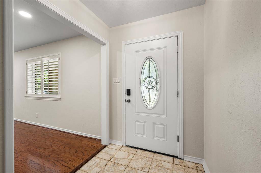 2 Lincolnshire Circle, Bedford, TX 76021