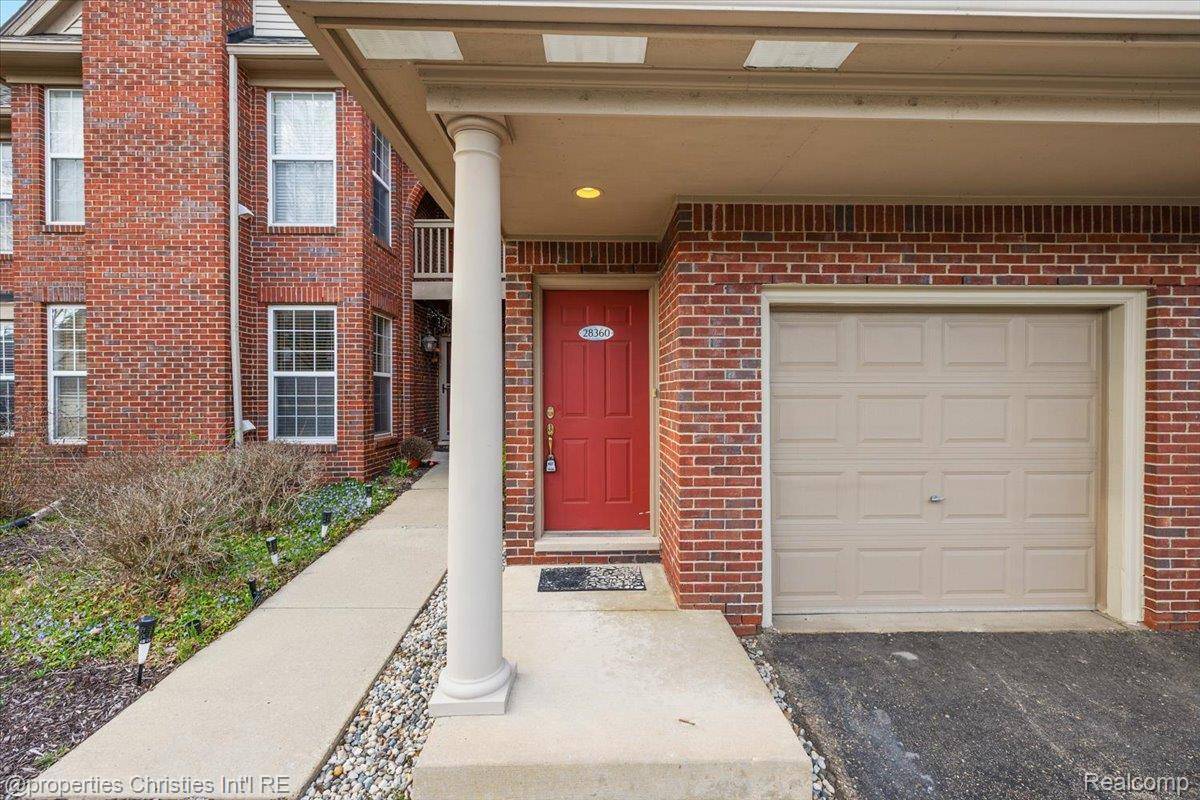 28360 Carlton Way DR, Novi, MI 48377