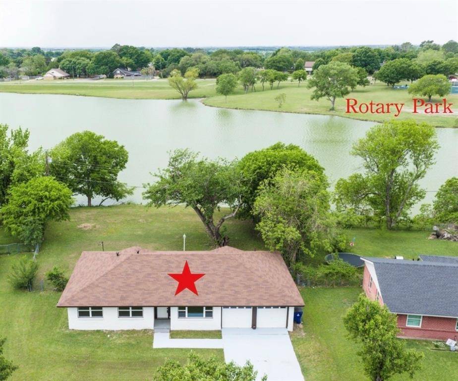 536 Lakeshore Drive, Ennis, TX 75119