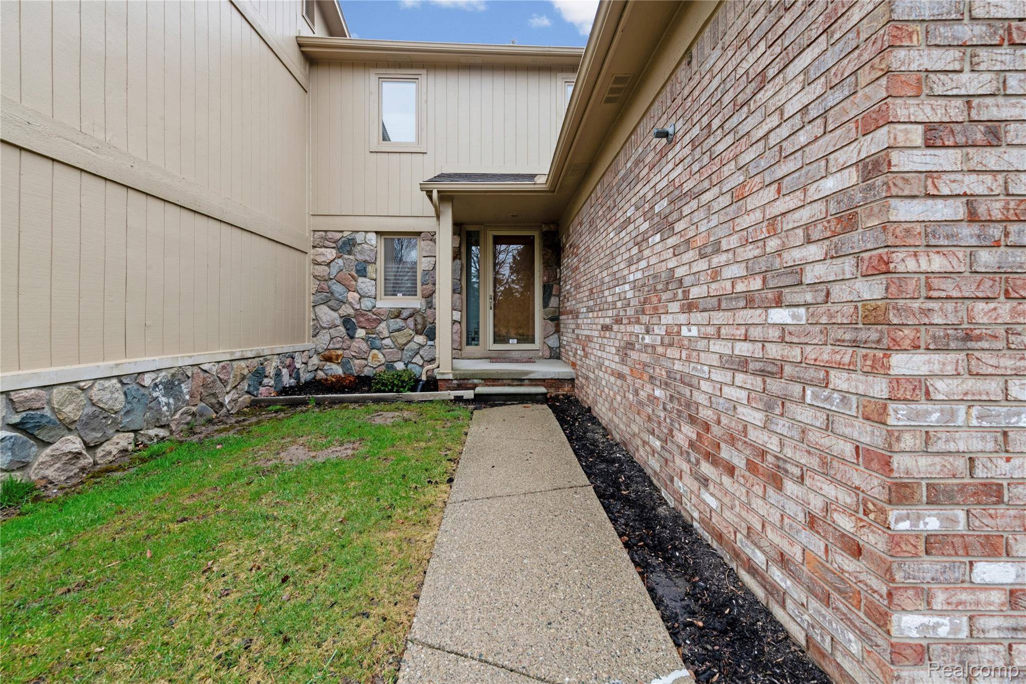 29455 Sylvan LN, Farmington Hills, MI 48334