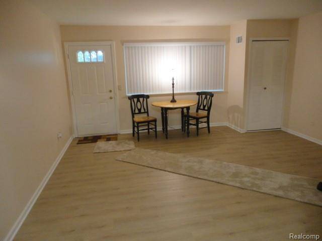 16034 Holz DR #16, Southgate, MI 48195