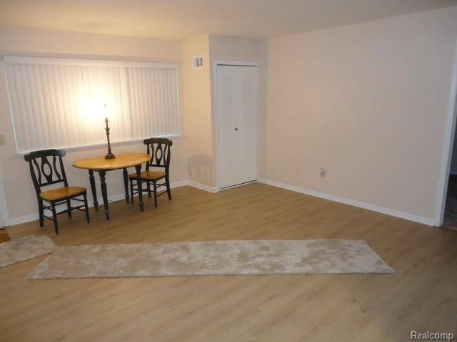 16034 Holz DR #16, Southgate, MI 48195