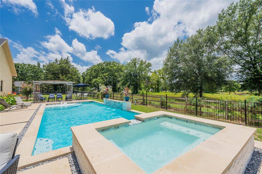 310 Splitrail Drive, Mabank, TX 75143