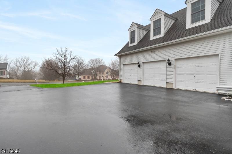 3 Manchur Ct, Raritan Twp., NJ 08822