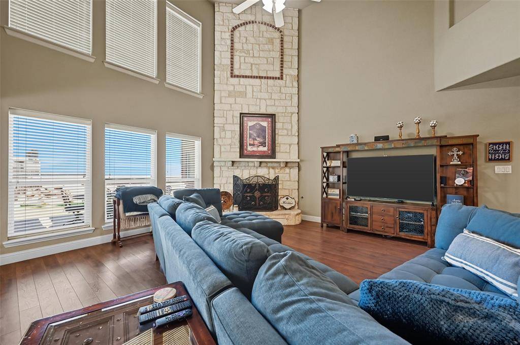 4501 Woodcrest Lane, Mansfield, TX 76063