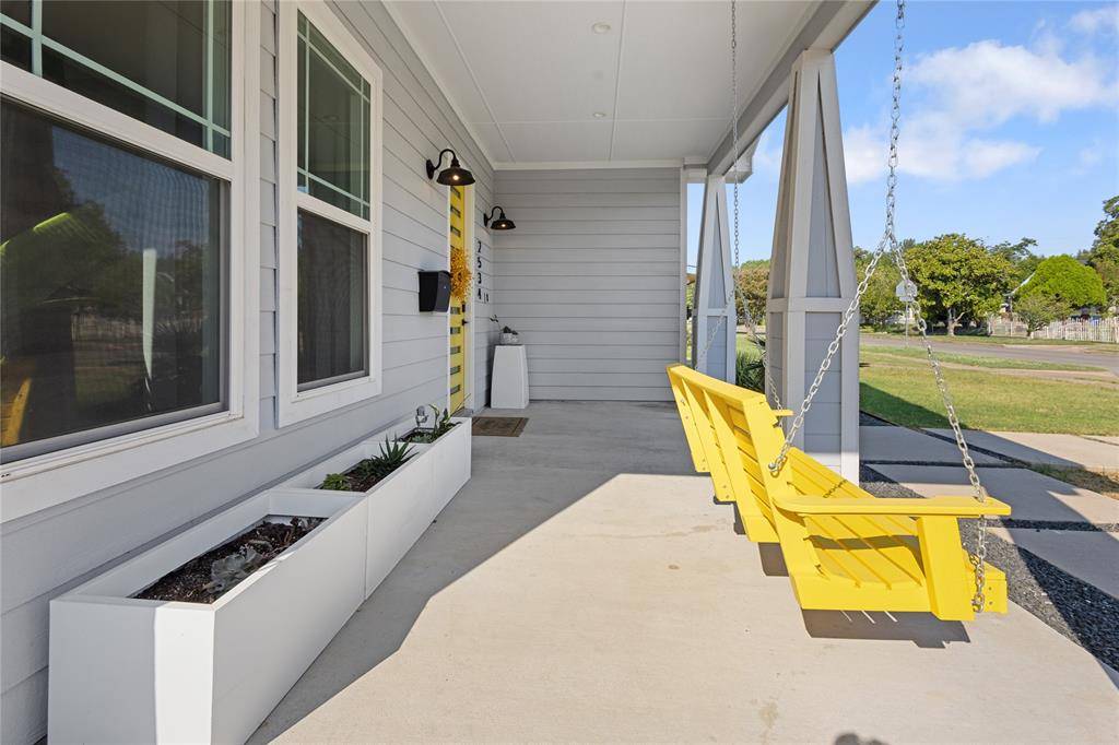 2534 Gladstone Drive, Dallas, TX 75211