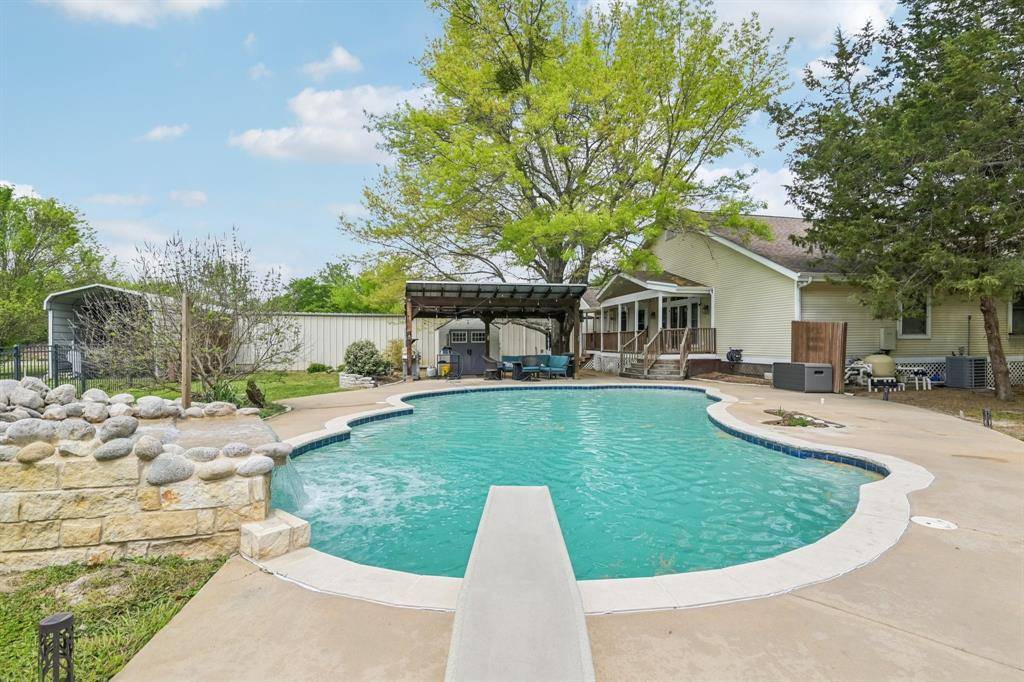 858 County Road 3101, Greenville, TX 75402