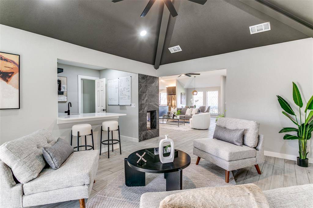 3913 Bobbin Lane, Addison, TX 75001