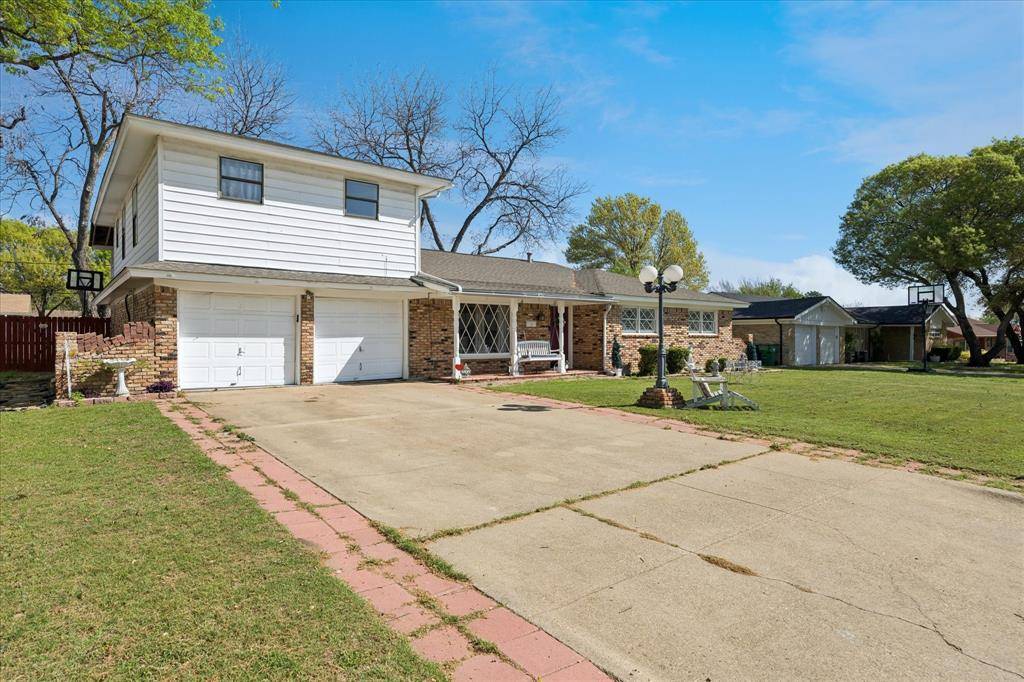 5705 Diamond Oaks Drive N, Haltom City, TX 76117