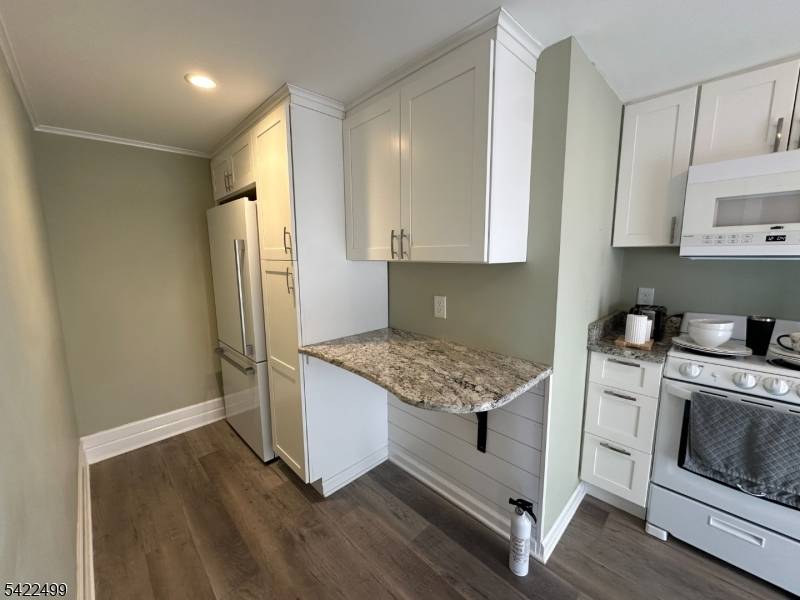 27 Center St, Clinton Town, NJ 08809