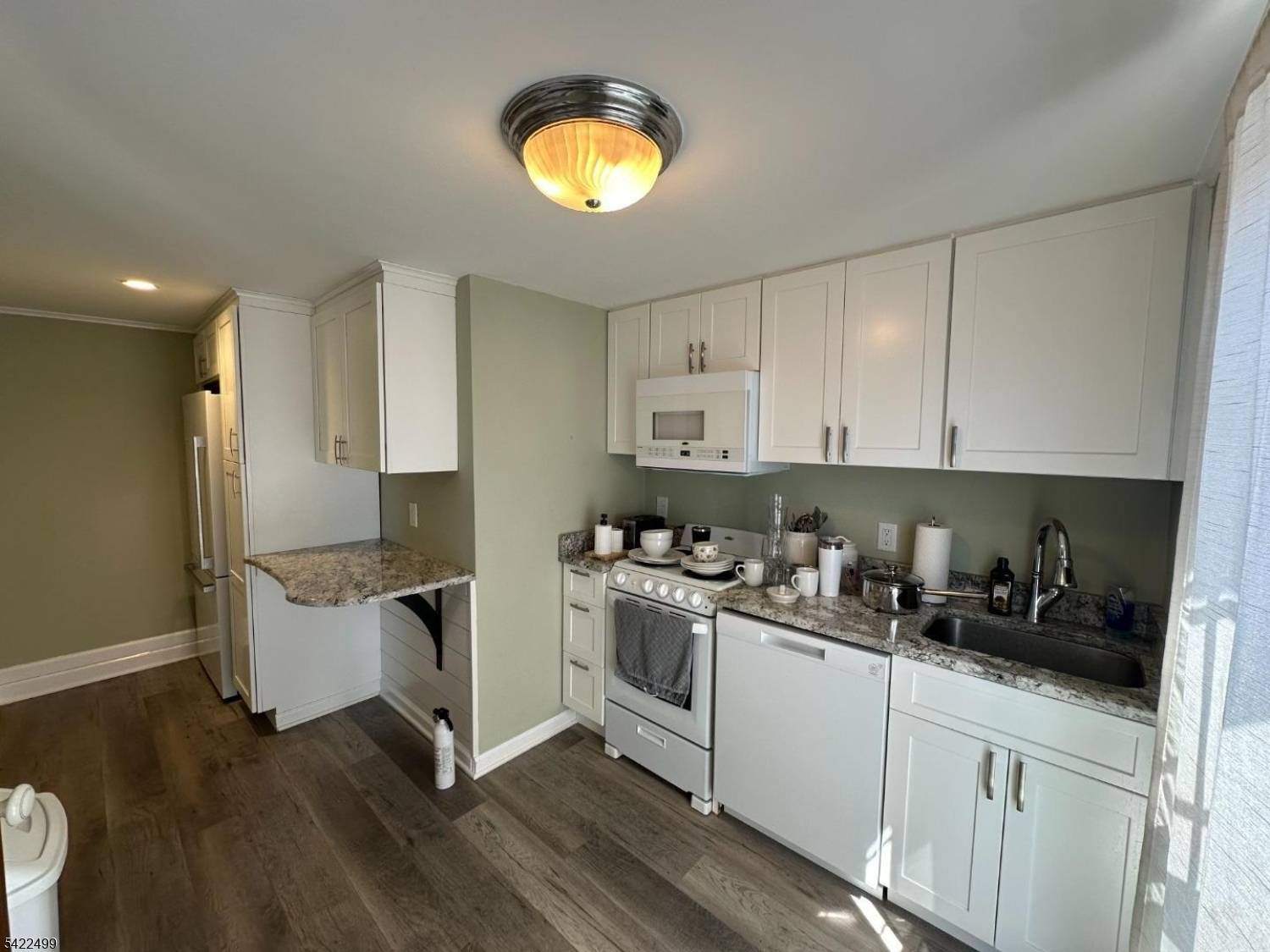 27 Center St, Clinton Town, NJ 08809