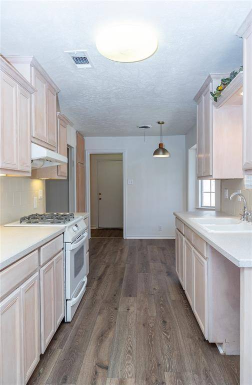 1860 Meadow Valley Lane, Dallas, TX 75232