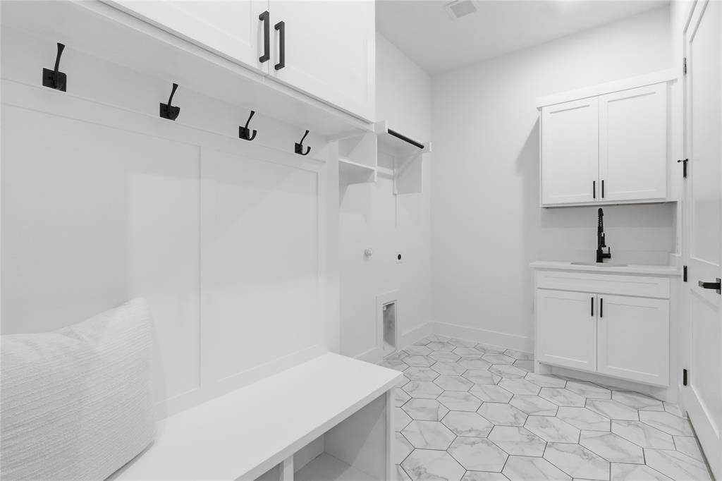 3906 Harlingen Street, Dallas, TX 75212