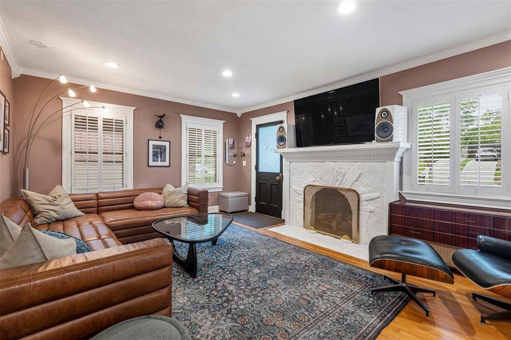 6926 Vivian Avenue, Dallas, TX 75223