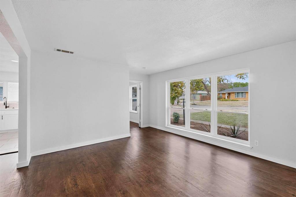 2812 San Medina Avenue, Dallas, TX 75228