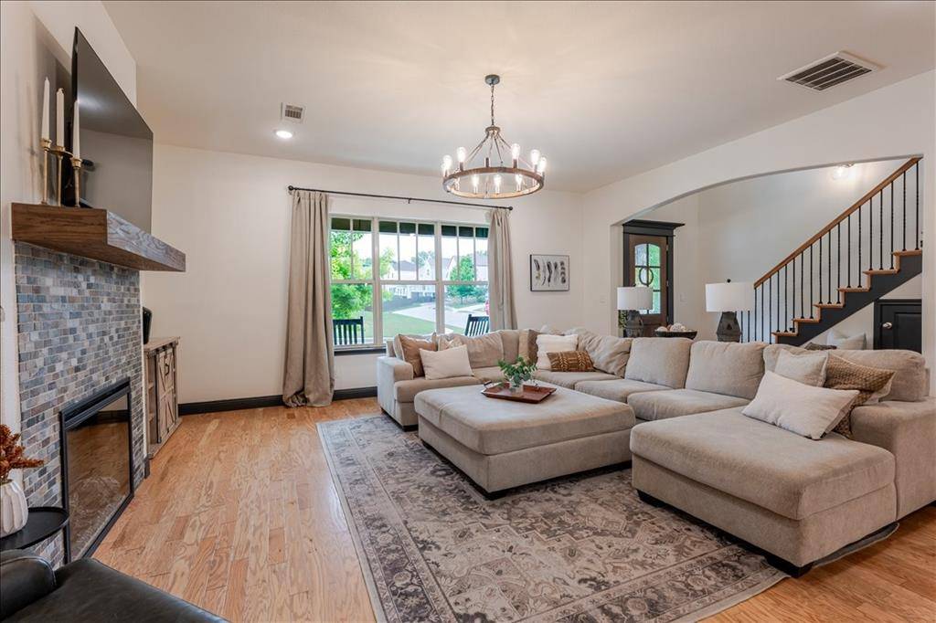 560 Inwood Street, Benbrook, TX 76126