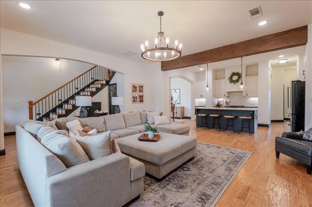 560 Inwood Street, Benbrook, TX 76126