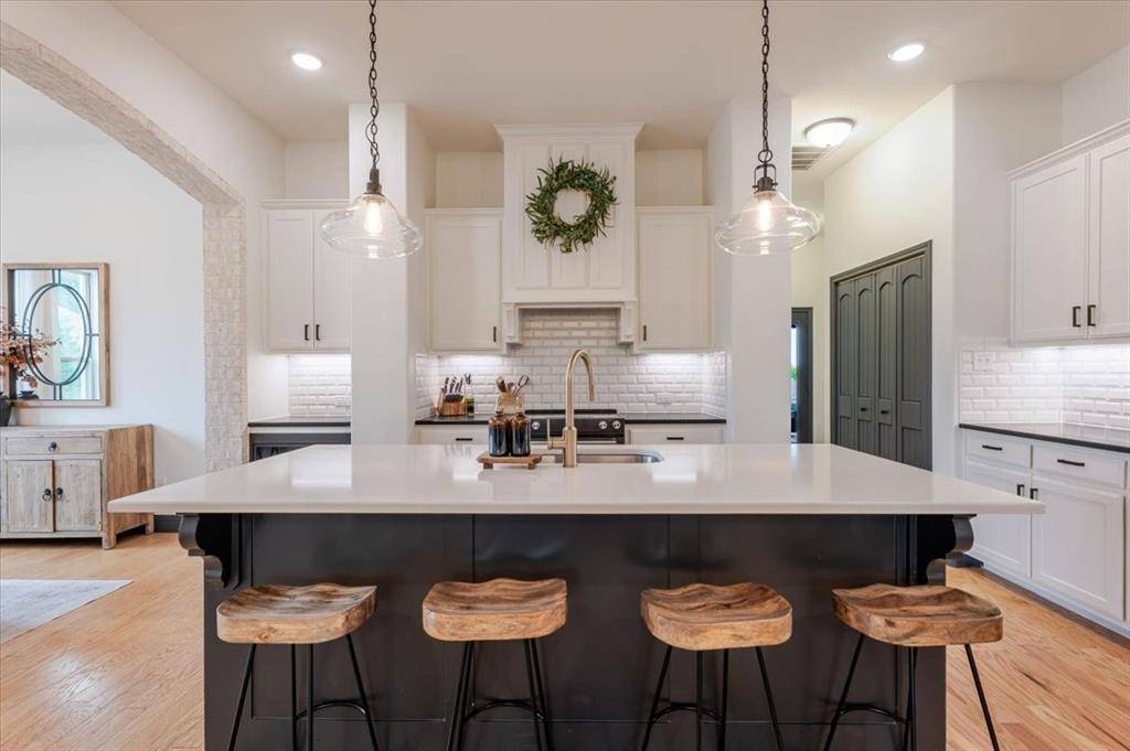 560 Inwood Street, Benbrook, TX 76126