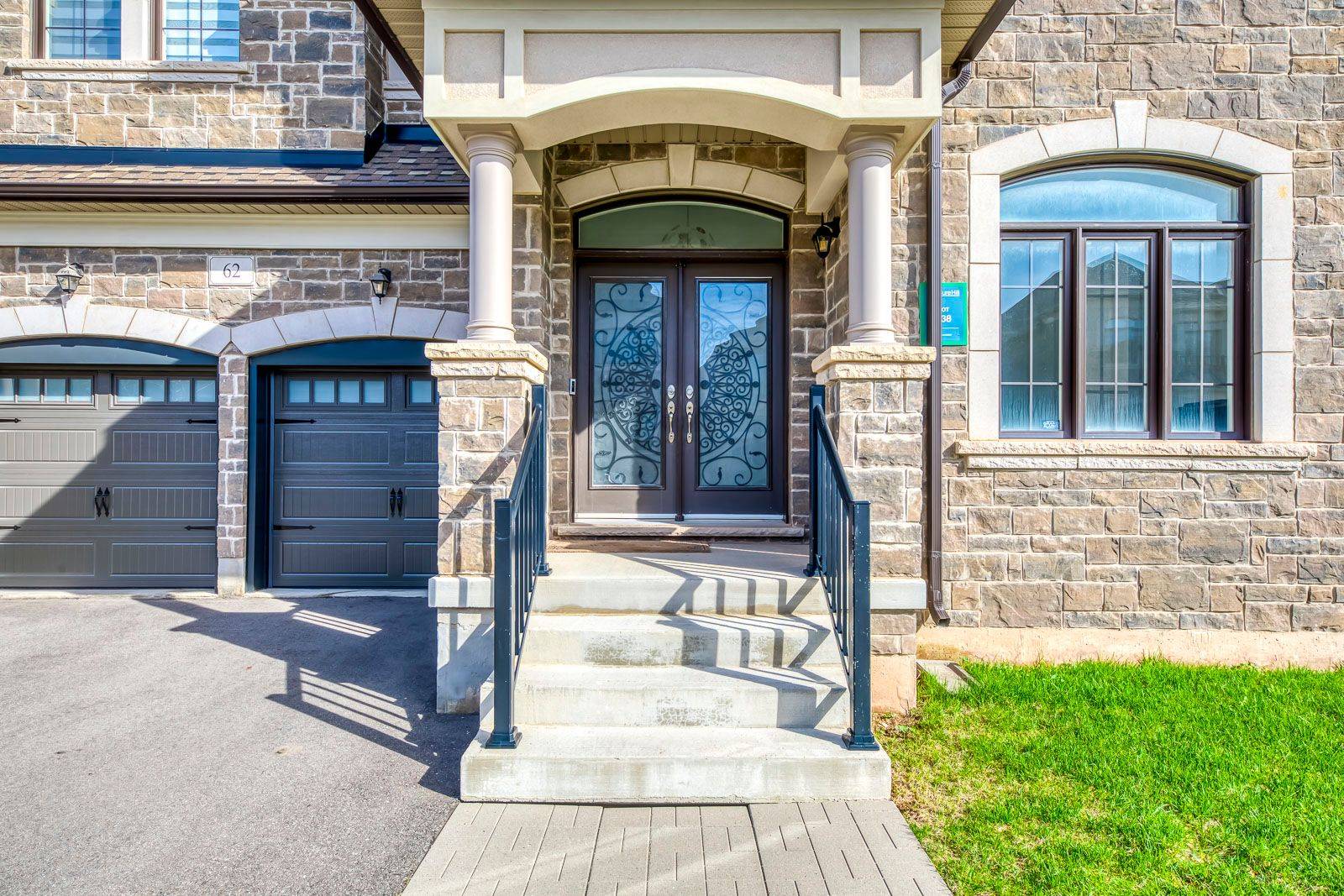 62 Merlin ST, Oakville, ON L6H 0Z4