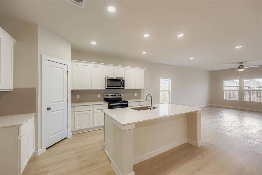 1009 Park Oak Lane, Crowley, TX 76036