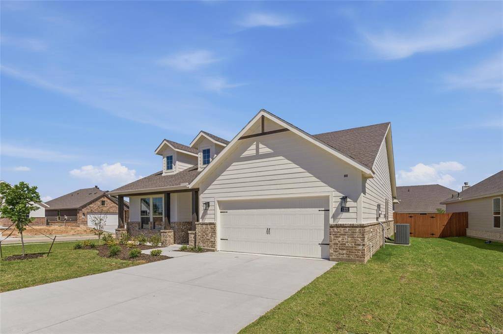 1221 Sabine River Lane, Springtown, TX 76082